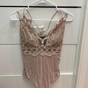 LIGHT PINK LACE BODYSUIT